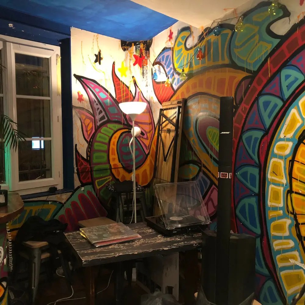 Mur coloré avec graffitis et lampe