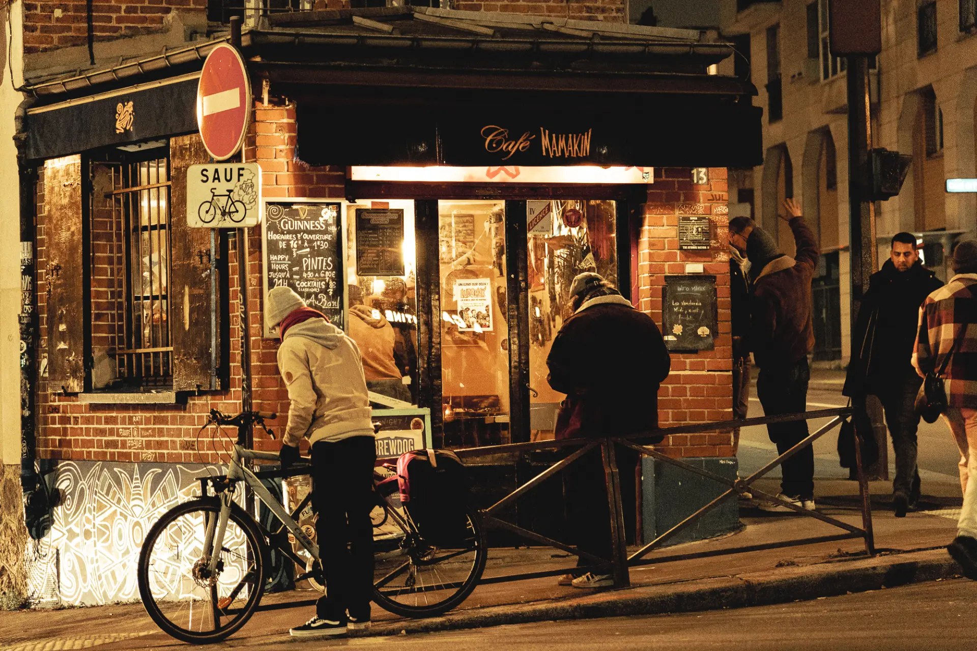 Café de nuit avec cycliste devant