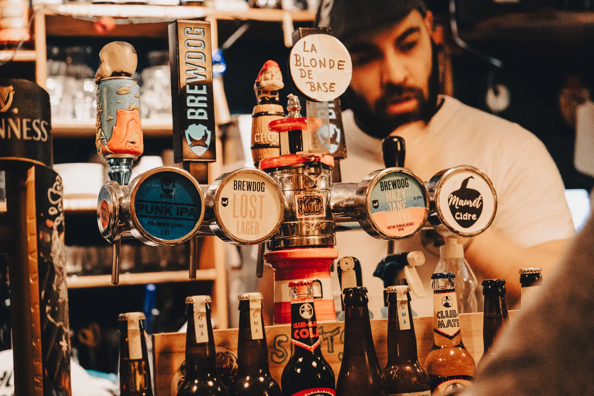 Tireuses de bière Brewdog dans un bar
