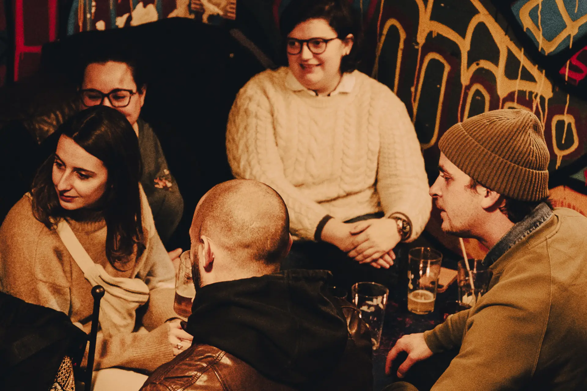 Groupe de personnes discutant dans un bar