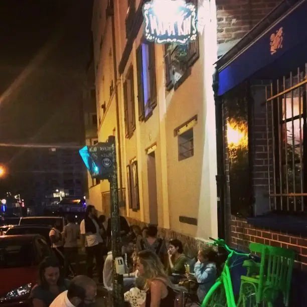 Terrasse de bar animée le soir