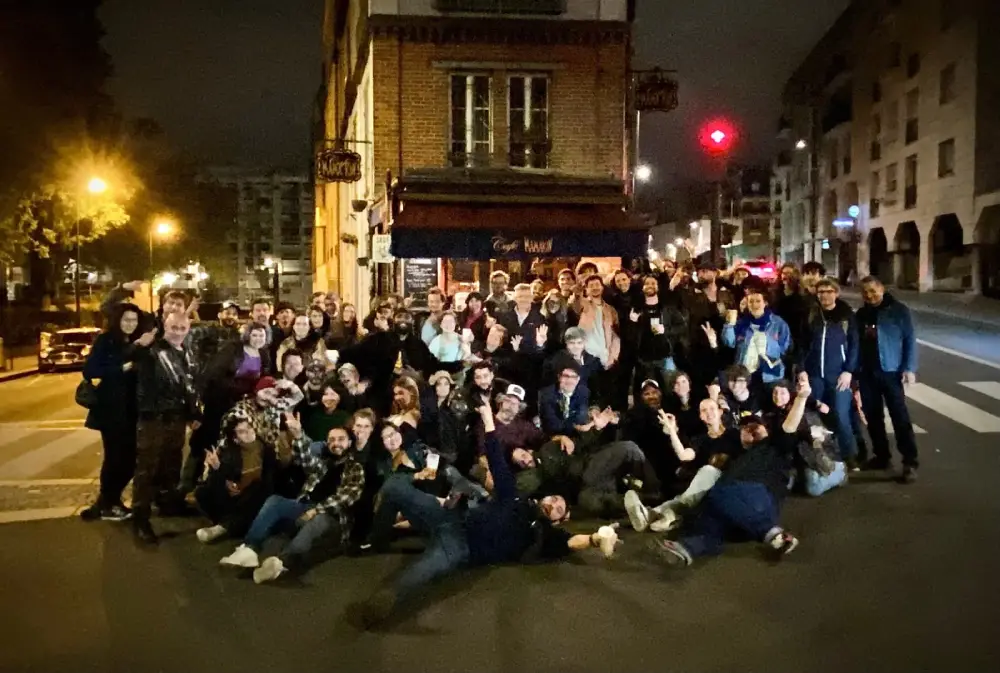 Groupe de personnes devant un café la nuit