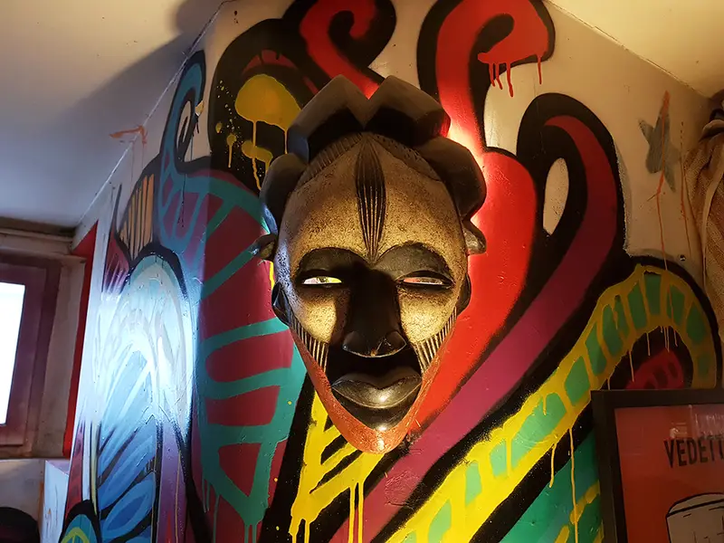 Masque tribal sur fond de graffiti coloré