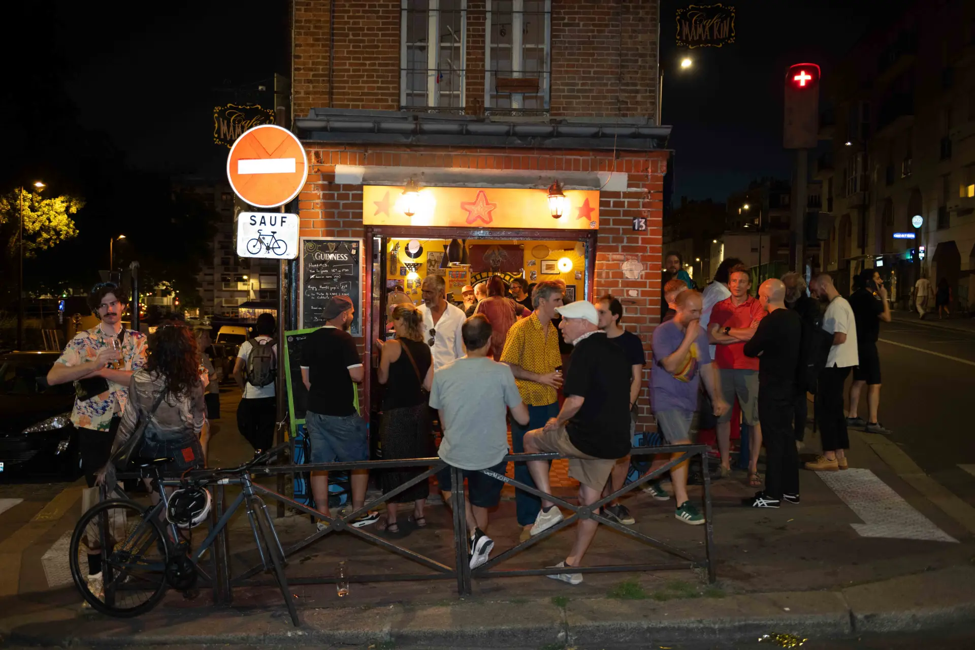 Groupe de personnes devant un bar en soirée