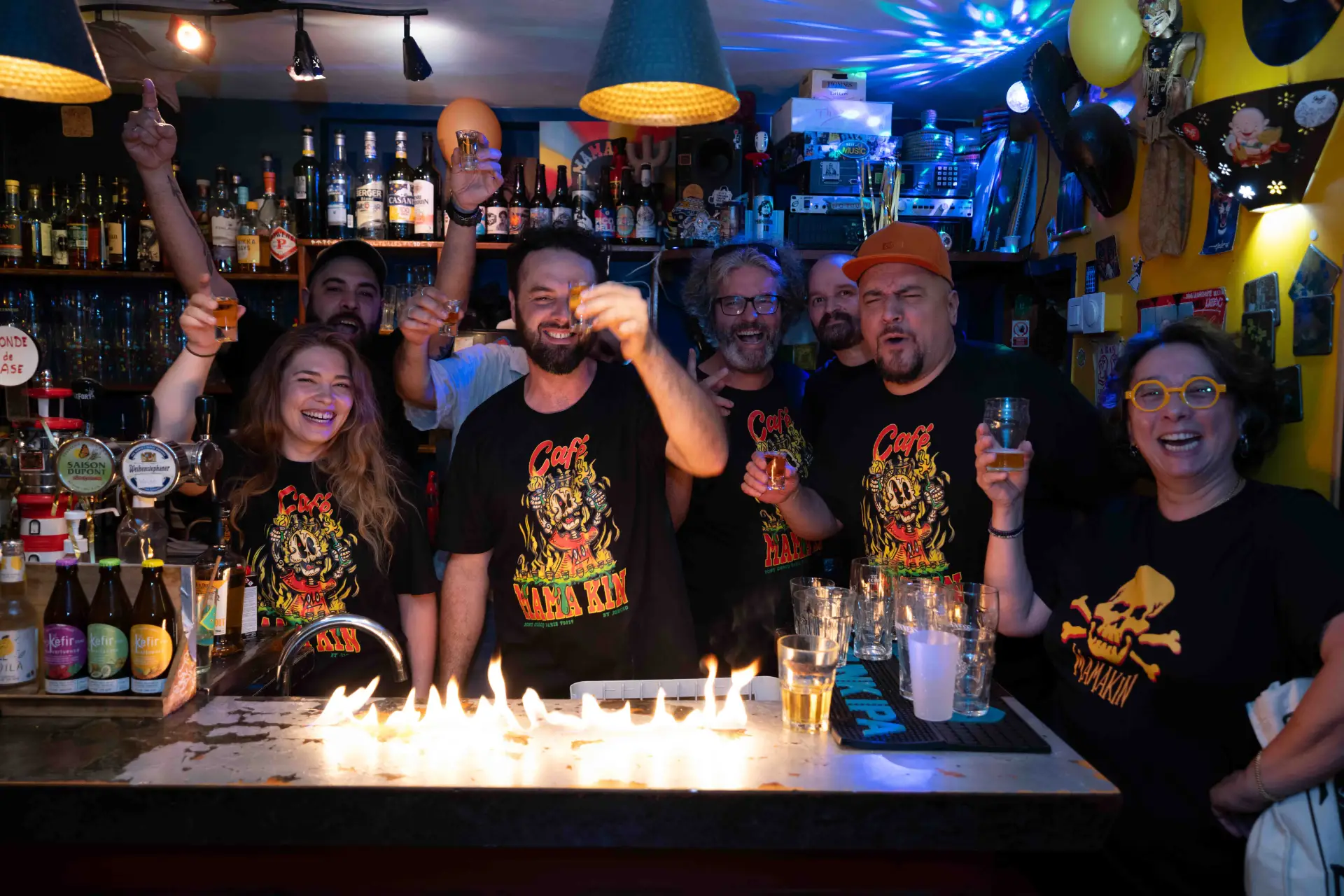 Groupe de personnes célébrant dans un bar